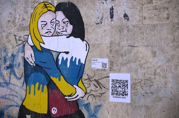 Графит с образите на рускиня и украинка зове за мир в италианската столица Рим. Снимка: БГНЕС