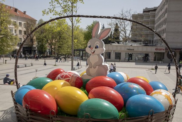 Великденска кошница пълна с 22 пъстри яйца пред Община Стара Загора радва жителите и гостите на града за Великден. Снимка: Община Стара Загора