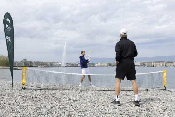 Даниил Медведев и Денис Шаповалов играят демонстративен тенис мач в Женева по повод стартиращия в швейцарския град тенис турнир. Снимка: БГНЕС