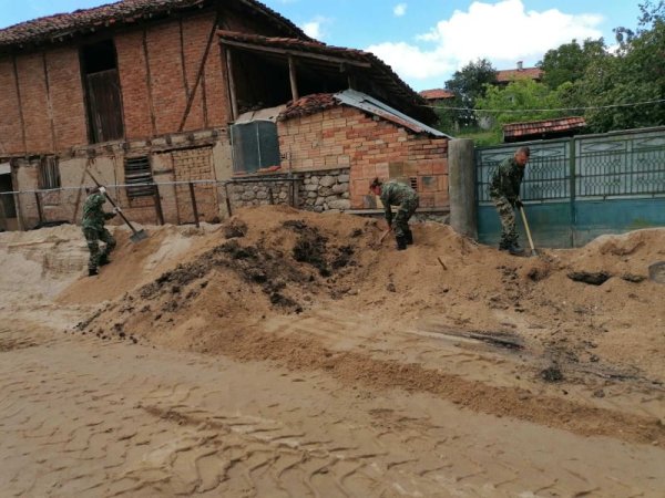 Със заповед на министъра на отбраната Димитър Стоянов над 400 военнослужещи се включиха в помощ за възстановяване на населените места, пострадали от големите наводнения в Община Карлово. Снимка: МО