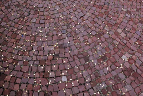 Протестиращи служители на Министерството на външните работи хвърлиха жълти стотинки в израз на несъгласието си повече да работят за толкова ниски възнаграждения. Снимка: БГНЕС/МВнР