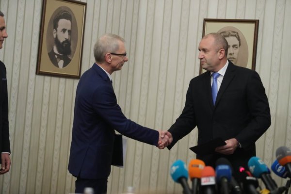 Кандидатът на ПП за премиер Николай Денков прие папката за мандата за съставяне на правителство от президента Румен Радев. Снимка: Димитър Кьосемарлиев, Dnes.bg