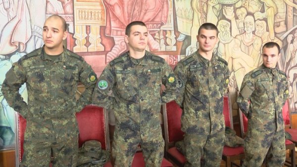 Четирима курсанти от Националния военен университет &bdquo;Васил Левски&ldquo; намериха раница с пари и лични документи и ги върнаха на собственика им. Момчетата са четвъртокурсници. Това са курсант-старши сержант Георги Гечов, курсант-старши сержант Васил Драгнев, курсант-старши сержант Николай Симеонов и курсант-старши сержант Васил Спиров. Снимка: БГНЕС