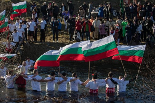 След тържествен водосвет се извърши ритуално хвърляне на кръста и традиционното мъжко хоро в река Лесновска в град Елин Пелин. Снимка: Димитър Кьосемарлиев, Dnes.bg