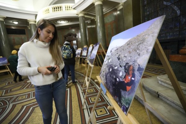 Антарктическата фотоизложба &quot;Гео-Био-поход на млади учени към ледения континент&quot; на членове на APECS (Асоциация на младите полярни изследователи), посветена на 60 години от създаването на Геолого-географския факултет и на 60 години от създаването на Биологическия факултет, се открива в Централното фоайе в Ректората на Софийския университет &quot;Св. Климент Охридски&quot;. Снимка: БГНЕС