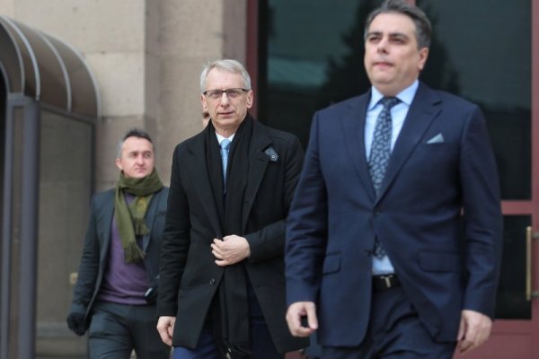 Номинираният за премиер от ПП Николай Денков върна папката с неизпълнения мандат за съставяне на правителство на президента Румен Радев. Снимка: Димитър Кьосемарлиев, Dnes.bg
&nbsp;
