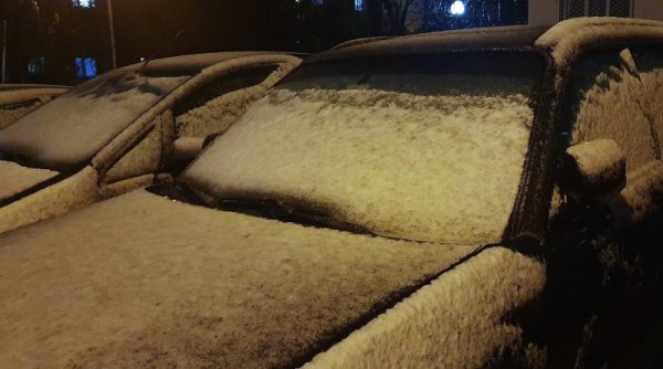 Слаб сняг покри част от колите през нощта в столицата. На повечето места обаче още сутринта от него нямаше и следа. Снимка: БГНЕС