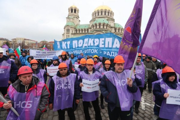 Конфедерацията на независимите синдикати в България (КНСБ) и Конфедерацията на труда &quot;Подкрепа&quot; протестираха пред служебния вход на Народното събрание в защита на енергийната сигурност на страната. Снимка: Димитър Кьосемарлиев, Dnes.bg