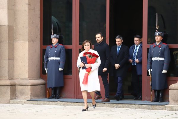 Лидерът на БСП Корнелия Нинова излиза с букет от рози от сградата на президентството, където прие мандат за съставяне на правителство от президента Румен Радев. Нинова е рожденичка на днешния ден. Снимка: БГНЕС