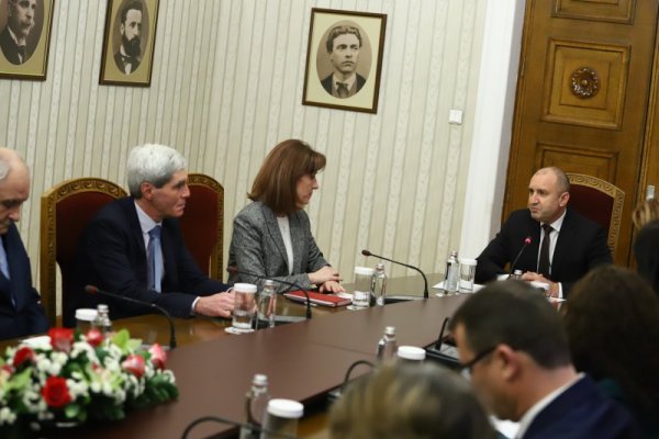 Президентът Румен Радев проведе работна среща на &quot;Дондуков&quot; 2 с представители на ръководството на Централната избирателна комисия. Снимка: БГНЕС