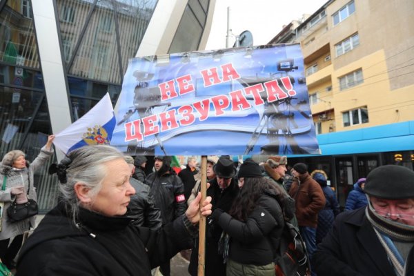 Десетки граждани излязоха на протест пред сградата на Европейската комисия, за да изразят своето недоволство от спирането на няколкоруски телевизии у нас. Сред тях бе и лидерът на Атака Волен Сидеров. Снимка: Димитър Кьосемарлиев, Dnes.bg