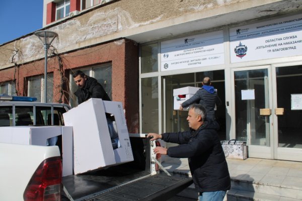 Съюза на българските спасители в Благоевград днес прие първите помощи за пострадалите от земетресението в Турция. Приемаме нови завивки, одеяла, превързочни материали като бинтове, памперси, дамски превръзки, но не и храни&ldquo;, каза Владимир Филков от Съюза на българските спасители-отряд Благоевград. Снимка: БГНЕС