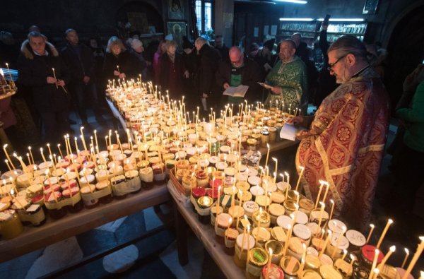 Стотици буркани с мед се освещават днес с водосвет в храм "Въведение Богородично" в Благоевград. Снимка: Димитър Кьосемарлиев, Dnes.bg