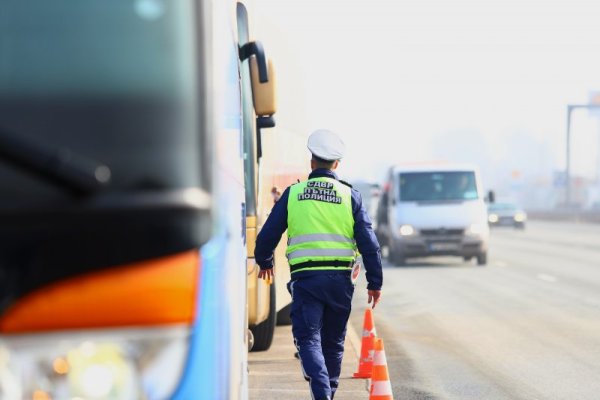 От днес &quot;Пътна полиция&quot; стартира акция за проверка на автобусите и камионите по републиканските пътища. Снимка: БГНЕС