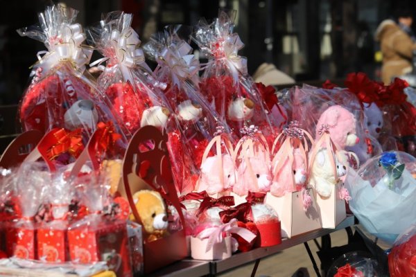 Още празнични приготовления за Деня на влюбените. Снимка: БГНЕС