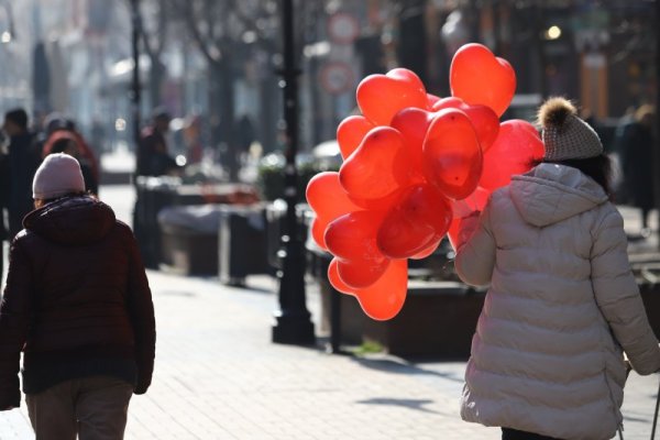 По улиците на София тече подготовка за празника Свети Валентин. Снимка: БГНЕС