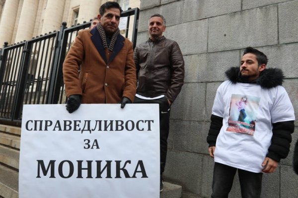 Пред Съдебната палата в София се проведе протест на близки на загиналата при катастрофа 7-годишна Моника от село Братаница. Снимка: Димитър Кьосемарлиев, Dnes.bg