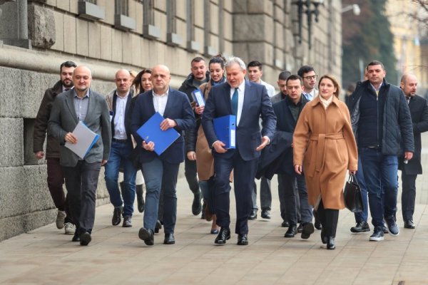 Коалицията ГЕРБ-СДС се регистрира в ЦИК за изборите на 2 април. Точно в 17 часа днес приключи времето за регистрации на партии и коалиции за вота. Снимка: Димитър Кьосемарлиев, Dnes.bg