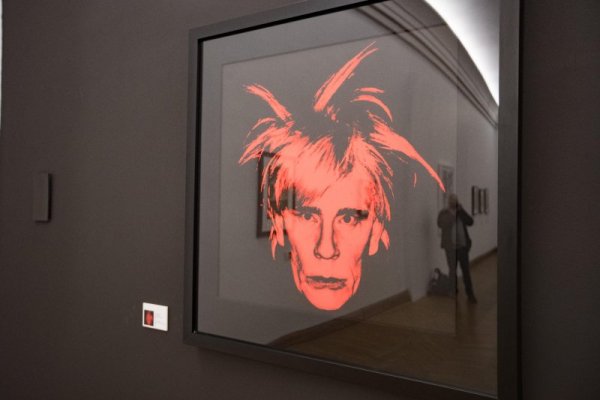 Изложбата включва 61 цветни и черно бели фотографии, в които Джон Малкович се превъплъщава в образите на известни личности. Снимка: Димитър Кьосемарлиев, Dnes.bg