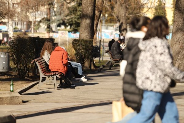 Слънчевото и топло време изкара много столичани в паркове и градинки въпреки работния ден. Снимка: БГНЕС