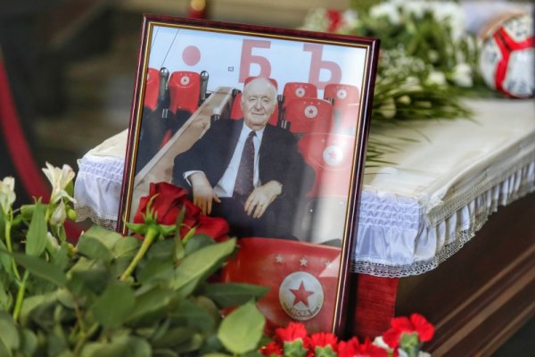 Футболни деятели, легенди, близки и фенове се простиха с легендарния нападател на българския футбол Петър Жеков. Снимка: Димитър Кьосемарлиев, Dnes.bg