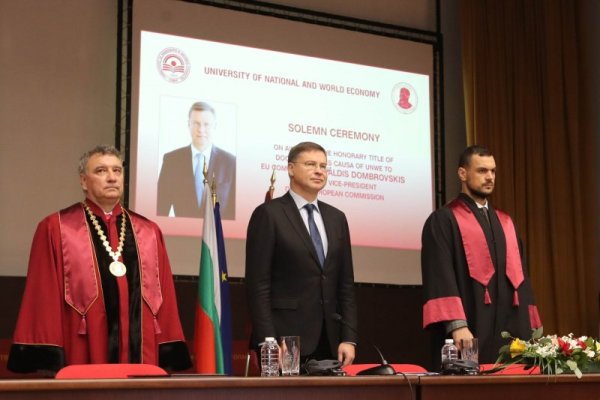 Еврокомисарят и заместник-председател на ЕК Валдис Домбровскис стана &quot;Доктор хонорис кауза на УНСС&quot;. Снимка: Димитър Кьосемарлиев, Dnes.bg