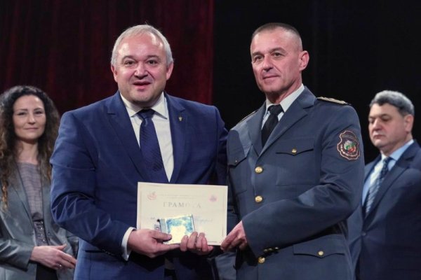 На нея бяха отличени най-заслужилите огнеборци. Снимка: Димитър Кьосемарлиев, Dnes.bg
