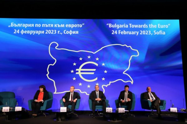Министерството на финансите организира конференция на високо равнище &ldquo;България по пътя към еврото&rdquo;. На нея присъстваха еврокомисар Валдис Домбровскис, президентът Румен Радев, премиерът Гълъб Донев и финансовият министър Росица Велкова. Снимка: БГНЕС