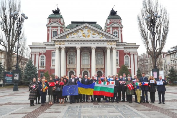 Пред Народния театър &quot;Иван Вазов&quot; бе направена обща снимка на посланиците на страните-членки на ЕС в София по повод първата годишнина от началото на руската агресия в Украйна. Снимка: Димитър Кьосемарлиев, Dnes.bg