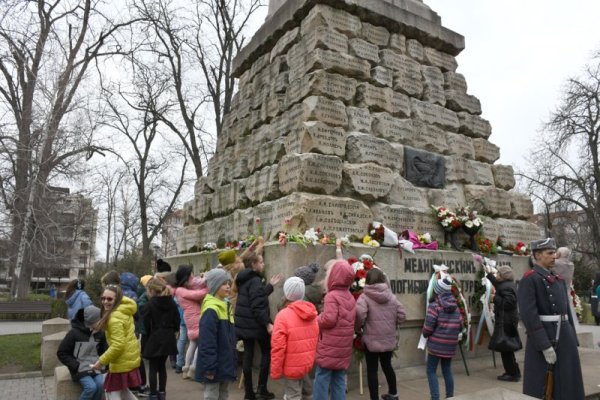 В навечерието на 145-та годишнина от Освобождението на България БЧК отдаде почит пред Докторския паметник и се преклони пред паметта на медиците, загинали, спасявайки човешки живот сред ужаса на сраженията, в окопите и лазаретите по време на Руско-турската освободителна война, съобщиха от организацията. Снимка: БГНЕС/БЧК