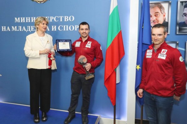 Министърът на младежта и спорта Весела Лечева награди с почетни плакети най-добрия ни алпийски скиор Алберт Попов, който през уикенда завърши на трето място в старта от Световната купа в САЩ. Снимка: Димитър Кьосемарлиев, Dnes.bg
