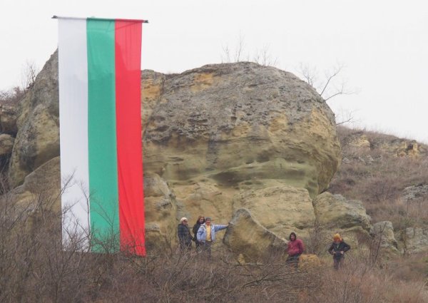 В навечерието на Националния празник 3 март, във Варненското село Чернево спуснаха флаг с размери 3/20 метра. Снимка: БГНЕС