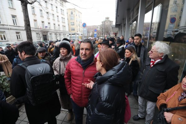 Пореден протест срещу дисциплинарното уволнение на главния режисьор на Народния театър Александър Морфов се проведе пред Министерството на културата. Снимка: Димитър Кьосемарлиев, Dnes.bg