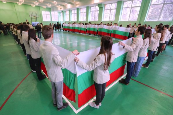 На специална церемония бяха осветени национални знамена, които ще бъдат предоставени на столичните училища от Столичната община. Снимка: Димитър Кьосемарлиев, Dnes.bg