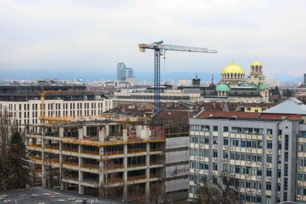 Нарастват цените както на жилищата ново строителство, така и на старите панелки. Въпреки всички обстоятелства, които влияят на нашата и световната икономика, пазарът на имоти остава привлекателен и хората предпочитат да инвестират в къщи и апартаменти. Снимка: БГНЕС