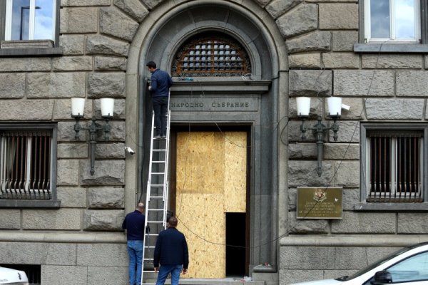 Работници извършват ремонт на един от входовете на партийния дом в София. Снимка: БГНЕС
