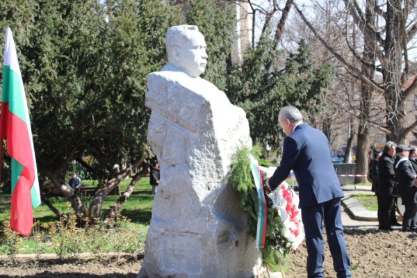 Служебният премиер Гълъб Донев взе участие в отбелязването 80-годишнината от спасяването на българските евреи в Кюстендил. Премиерът поднесе венец на паметника на Димитър Пешев и цветя пред паметната плоча пред дома на Иван Момчилов. Снимка: БГНЕС