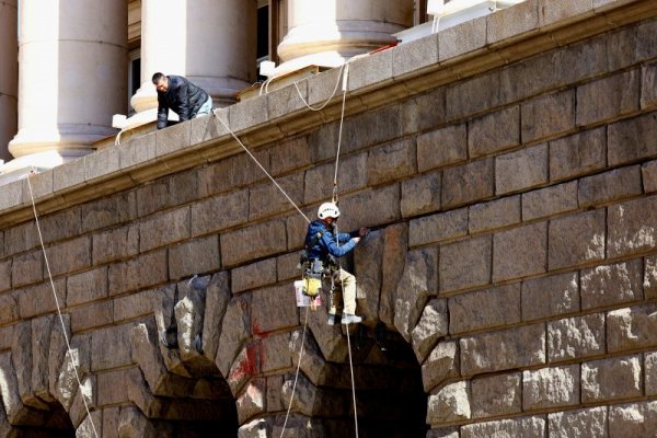 Работници извършват ремонт на партийния дом в София. Снимка: БГНЕС