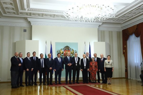 Президентът Румен Радев удостои с висши държавни отличия изтъкнати български учени. Снимка: БГНЕС