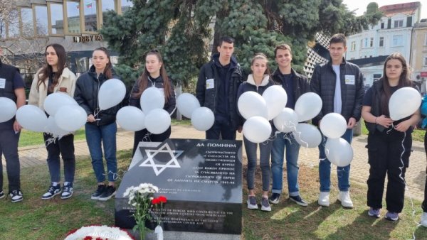 С бели балони, полетели в небето беше почетена паметта на смелите и достойни представители на бургаската общественост, които в опасните години на Втората световна война са защитили и спасили своите съграждани евреи. Снимка: БГНЕС