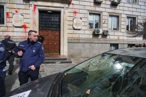 Яйца и червена боя полетяха към сградата на Столична община в защита на Паметника на Съветската армия. По този начин протестиращи изразятватнедоволство си срещу решението на Столичния общински съвет да премести паметника на Съветската армия от Княжеската градина в София. Снимка: Димитър Кьосемарлиев, Dnes.bg