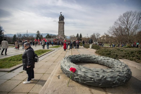 Граждани се събраха на протест в защита на&nbsp; Паметника на Съветската армия пред монумента. Снимка: Димитър Кьосемарлиев, Dnes.bg