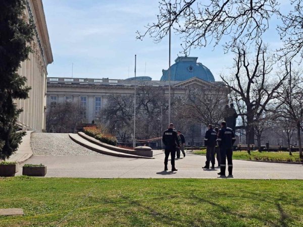 Полицията проверява сигнал за бомба пред Националната библиотека &quot;Св.св. Кирил и Методий&quot;. Забравен куфар вдигна на крака столичната полиция. Той се намира в градинката пред библиотеката. Снимка: БГНЕС
