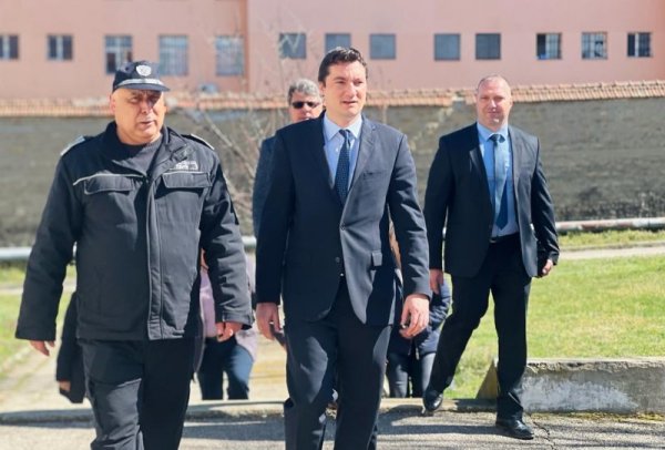 Министърът на правосъдието Крум Зарков, ресорният заместник-министър Мария Павлова и главният директор на Главна дирекция &bdquo;Изпълнение на наказанията&ldquo; (ГДИН) гл. комисар Ивайло Йорданов посетиха днес затвора в Ловеч. Снимка: МП