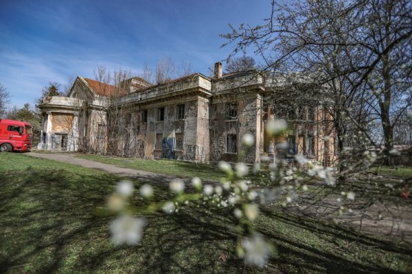 Председателят на Столичния общински съвет Георги Георгиев и директорът на Регионалния исторически музей - София Венета Ханджийска проверяват започващата реставрация на емблематичната сграда на Минералната баня в кв. "Овча купел". Снимка: Димитър Кьосемарлиев, Dnes.bg
