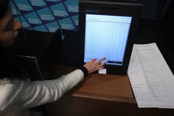 Централната избирателна комисия (ЦИК) показа бюлетините, на които ще се гласува на предсрочните парламентарни избори на 2 април на брифинг за медиите. Снимка: Димитър Кьосемарлиев, Dnes.bg