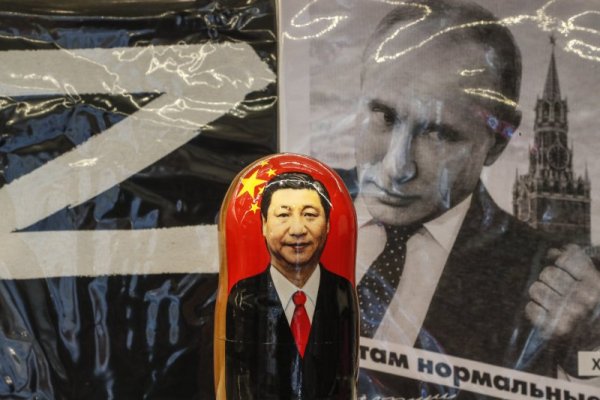 Матрьошка на китайския президент Си Дзинпин се продава в Москва на фона на плаката на руския президент Владимир Путин преди срещата между двамата в Москва. Китайският президент е на държавно посещение в Русия. Снимка: БГНЕС