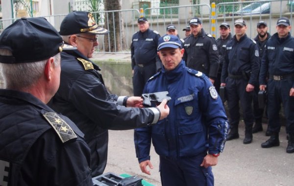 Пред сградата на ОДМВР-Варна, зам. главен секретар Станимир Станев връчи съвременни и модерни оръжия на униформените полицаи. Снимка: БГНЕС