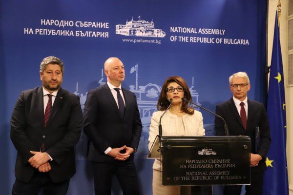 Представители на ГЕРБ и коалиция ПП-ДБ, направиха изявление в кулоарите на Народното събрание. Снимка: БГНЕС