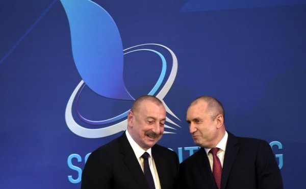 Българският президент Румен Радев и президентът на Азербайджан Илхам Алиев присъстват на церемонията по подписването на Меморандум за разбирателство за насърчаване на сътрудничеството между операторите на газопреносни системи. Снимка: БГНЕС